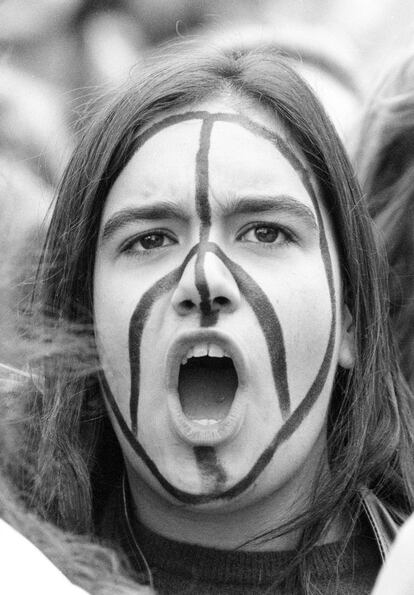 Un joven, con el símbolo de la paz pintado en la cara, en la manifestación contra la guerra del Golfo en Madrid, convocada por el Sindicato de Estudiantes.