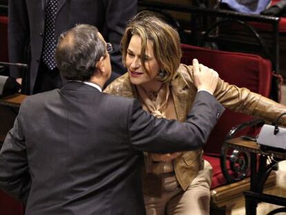 El diputado general de Bizkaia, José Luis Bilbao y la portavoz del PP, Esther Martínez, se felicitan tras la aprobación de los presupuestos.