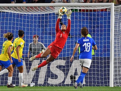 Goleira Bárbara faz defesa no jogo entre Brasil e Itália pela Copa feminina.