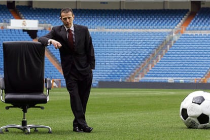 Butragueño, en el césped del estadio Santiago Bernabéu.