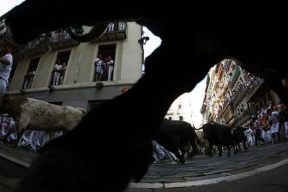 Cuatro corredores han sido trasladados al Complejo Hospitalario de Navarra por contusiones y golpes, tras el segundo encierro de las fiestas de San Fermín, protagonizado por toros de Dolores Aguirre. No se han registrado heridos por asta de toro.