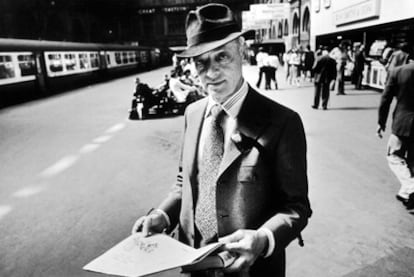 Saul Bellow en la estación de Liverpool de Londres en 1975.