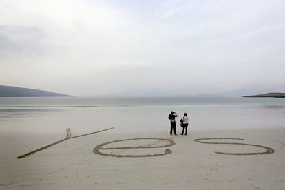 La palabra 'Si' escrita en la arena de la playa de Luskentyre en la Isla de Harris (Escocia). Cuando faltan seis días para el histórico referéndum sobre la independencia de Escocia, las últimas encuestas sobre intención de voto apuntan a la victoria del "no" con una ligera diferencia, por lo que el resultado puede ser ajustado.