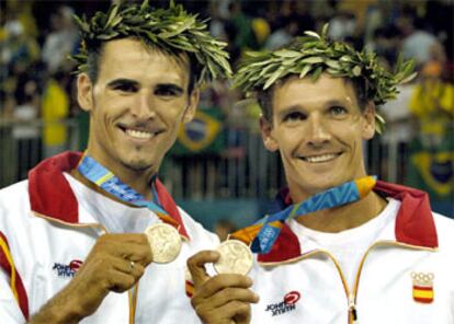 Herrera, a la izquierda, y Bosma posan con sus medallas de plata.