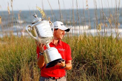 McIlroy, con el trofeo.