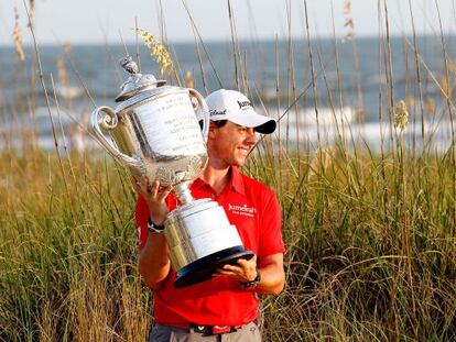 McIlroy, con el trofeo.