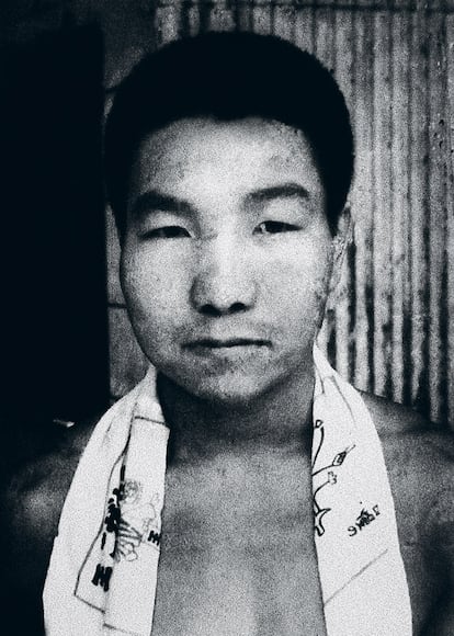 Iwao Hakamada, en la última fotografía que existe de él en libertad, en 1966. Se la tomaron en la fábrica de miso en la que trabajaba, en Shimizu (Japón). <br></br> <a href= http://elpais.com/diario/2011/01/23/eps/1295767615_850215.html#Enlace>Lee el reportaje ’42 años esperando la pena de muerte', un artículo de Álvaro Corcuera sobre el corredor de la muerte en Japón (23/01/2011) </a>