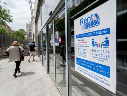 Entrada de las oficinas de la Administración de la Agencia Tributaria de Madrid-Guzmán el Bueno, en Madrid (España).