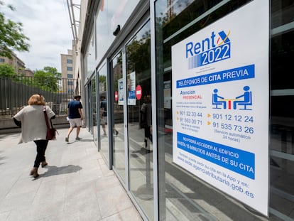 Entrada de las oficinas de la Administración de la Agencia Tributaria de Madrid-Guzmán el Bueno, a 25 de mayo de 2023, en Madrid (España).