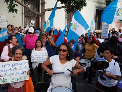 Un grupo de guatemaltecos se manifiesta contra el acuerdo migratorio.