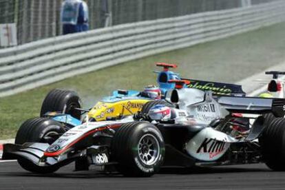El coche de Raikkonen cierra al de Fernando Alonso al doblarle en una curva a derechas.