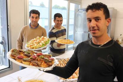 El interno Mounir Mourabeti, en primer plano, muestra algunos de los 'pintxos' que ha aprendido a cocinar en un curso.