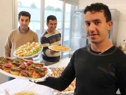 El interno Mounir Mourabeti, en primer plano, muestra algunos de los 'pintxos' que ha aprendido a cocinar en un curso.