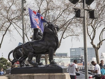 Seguidors del PSG al monument a Colom de Barcelona. 