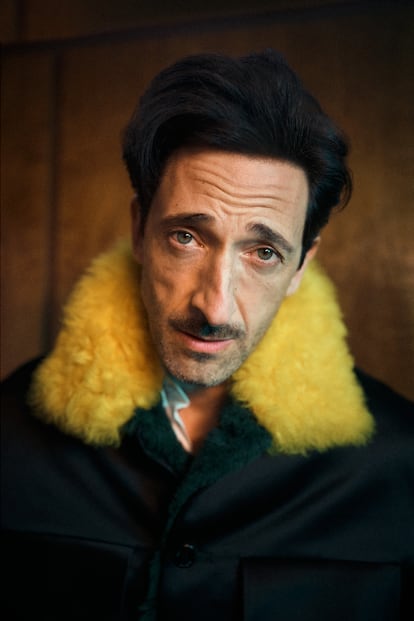 Adrien Brody posa com casaco e camisa Louis Vuitton. “Como ator, noto como cada roupa muda meu humor e o que eu transmito.”