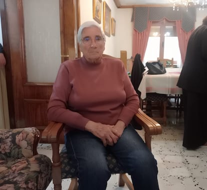 Carmen Suárez, atacada por un oso en 2021, en su casa de Cangas del Narcea, en una imagen cedida por la familia.