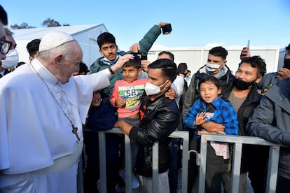 El papa Francisco, en el campo de refugiados de Mavrovouni, en la isla griega de Lesbos, este domingo.