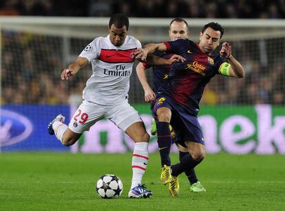 Xavi intenta arrebatar el balón a Lucas Moura.