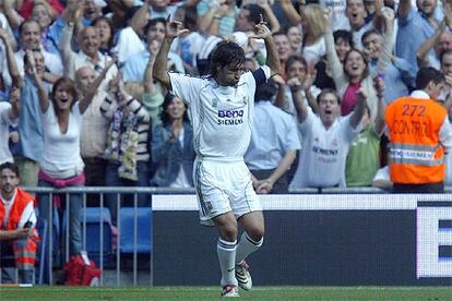 Raúl se señala el número siete impreso en la espalda tras marcar el gol del empate.