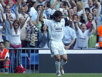 Raúl se señala el número siete impreso en la espalda tras marcar el gol del empate.
