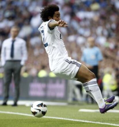 Marcelo evita que un balón salga del campo durante un partido con el Real Madrid