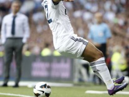Marcelo evita que un balón salga del campo durante un partido con el Real Madrid