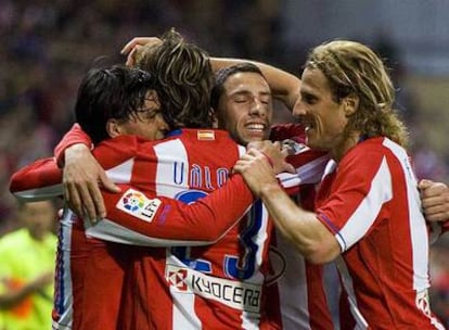 Agüero, Valera, Maxi y Forlán celebran el segundo gol del Atlético.
