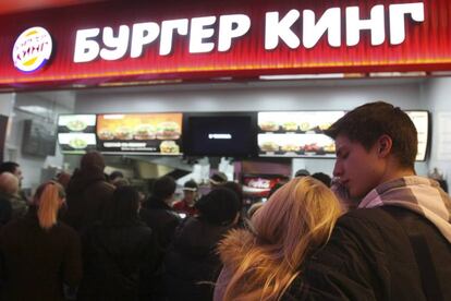 Una pareja rusa espera en la cola de un Burger King en Moscú, en enero de 2010.