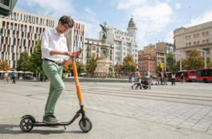 Un hombre utiliza un patinete de la empresa Koko.