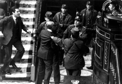 Adolfo Suárez intenta socorrer al vicepresidente y teniente general Gutiérrez Mellado zarandeado por un grupo de guardias civiles en presencia del teniente coronel Tejero en el golpe de estado del 23 de febrero de 1981.