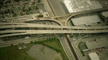 La autopista al aeropuerto de Los Ángeles junto a la que irá el metro.