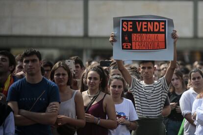 La plaza Cívica de la Universidad Autónoma de Barcelona (UAB) se llenó de miles de estudiantes convocados por la plataforma Universidades por la República. Durante los parlamentos, el diputado de Podem, Joan Giner, entre otros, ya alentó a los estudiantes a vaciar las aulas y ocupar las calles. En la imagen, estudiantes participan en un acto a favor del referéndum en la Universidad Autónoma de Barcelona.