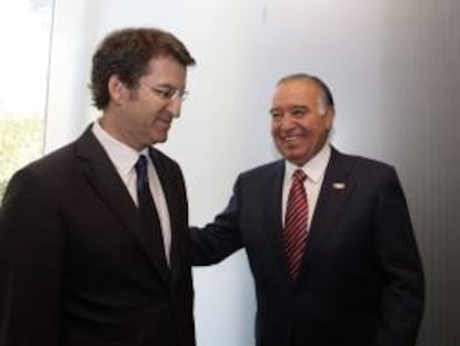 El presidente de la Xunta de Galicia, Alberto Nuñez Feijóo (i), junto al presidente del Comité Empresarial México-España, Valentín Díez Morodo (d), durante el encuentro que han mantenido hoy en un restaurante de Ciudad de México.