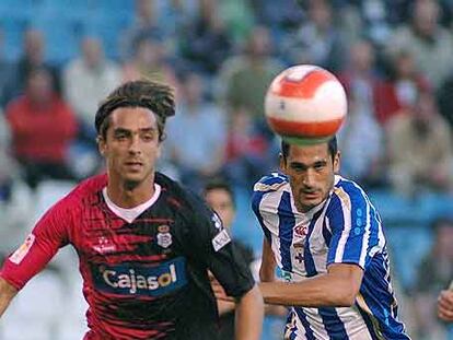 Beto y Taborda pelean por un balón.