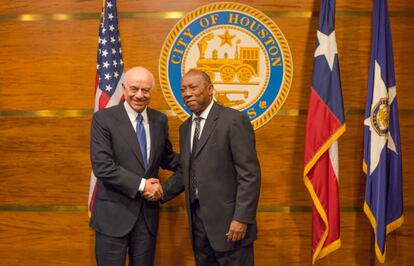 El presidente de BBVA, Francisco Gonz&aacute;lez, junto al alcalde de Houston, Sylvester Turner, durante su visita a los empleados y oficinas afectadas por el hurac&aacute;n Harvey.