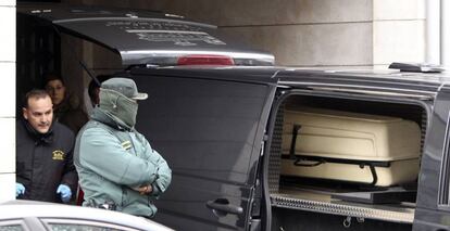 Un Guardia Civil vigila el traslado de los cadáveres de Ana Belén y Ana María, el pasado febrero