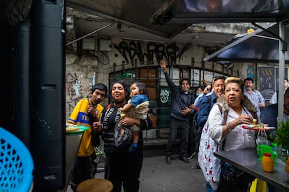 Mundial Qatar 2022: Personas en un puesto de comida ven en el partido en Ciudad de México