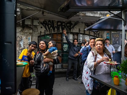 Personas en un puesto de comida ven el partido, en Ciudad de México.