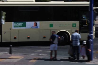 Un autobús de línea con la publicidad de la Junta de Andalucía.