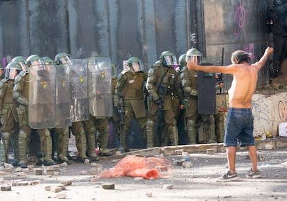 Un hombre protesta en las calles de Chile. La imagen pertenece al libro 'Primera línea Chile'.