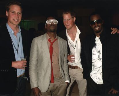 De izquierda a derecha: el príncipe Guillermo, el rapero Kanye West, Enrique de Inglaterra y el cantante Puff Diddy. La realeza británica se junto con los raperos en un concierto celebrado en Wembley, en 2007, en memoria de la princesa Diana.