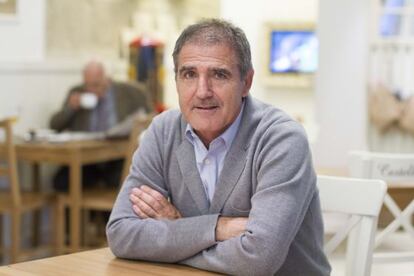 Paco Herrera, en una cafeter&iacute;a de Vigo, durante la entrevista.