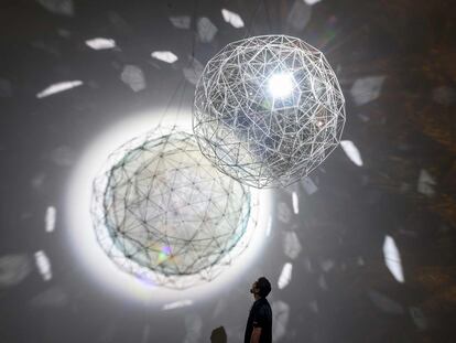 La dimensión artística de Olafur Eliasson suele transcender los límites que impone la sala de un museo. Creador multidisciplinar, la obra del artista danés-islandés se abre a intervenciones en espacios públicos y proyectos arquitectónicos. Basta con dar una vuelta a su anillo arco iris en la azotea del museo ARoS, en Aarhus (Dinamarca), para experimentarlo. Esa aplicación práctica de su arte, que incluye lámparas solares para comunidades sin electricidad o talleres artísticos dirigidos a refugiados —fue nombrado embajador de la ONU en 2019—, articula <a href="https://www.guggenheim-bilbao.eus/exposiciones/olafur-eliasson-en-la-vida-real" target="_blank">la retrospectiva 'Olafur Eliasson: en la vida real'</a> del Museo Guggenheim Bilbao (hasta el 11 de abril de 2021). Una treintena de piezas —desde 1990 hasta la actualidad— que desafían la percepción del espectador. Por ejemplo, con la 'Partícula de polvo de estrellas' (en la foto), hecha con cristales y figuras poliédricas aparentemente simples, pero cuya proyección mediante un rayo de luz natural crea un juego de formas, colores y reflejos que muestran la verdadera complejidad de su composición.