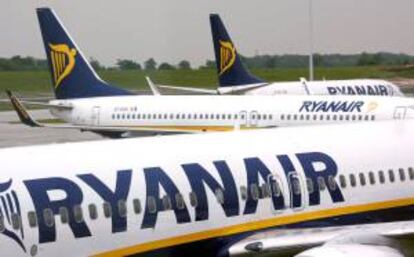 En la imagen, aviones de Ryanair maniobrando en el Aeropuerto de Dublín. EFE/Archivo