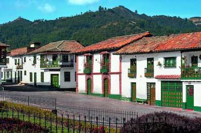 No es un pueblo de futbolistas, pero es calificado como la gran fábrica de balones cosidos a mano. En cada esquina se ubica una industria dedicada a la elaboración de este producto, que se exporta a todo el mundo. La temperatura media es de 12 grados centígrados y sus mayores atractivos naturales son el río Morro, que tiene al Puente de Calicanto como el mejor lugar para instalarse y verlo correr. Los balcones que se asoman en casi todas las casas y desde donde cuelgan flores hacen juego con las construcciones hechas totalmente en piedra, como la de la Iglesia principal, lo primero que se ve al entrar al pueblo, declarado en 1980 el más lindo de Boyacá.