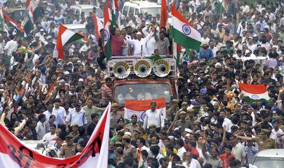 Desde la prisión, Anna Hazare se trasladó en un camión hasta Ramlila Maidan, un céntrico lugar de Nueva Delhi donde llevará a cabo los quince días de ayuno en protesta por la corrupción que ha pactado con las autoridades indias. El Gobierno ha decidido permitir esta manifestación pública y no limitar el número de participantes.