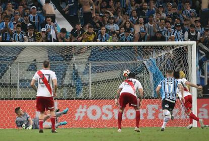 Gonzalo Martínez marca el segundo gol de River.