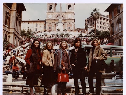 Hermanas Fendi en 1979 en la plaza de España en Roma