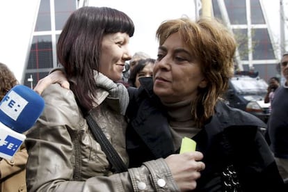 María Luisa Torres y su hija, antes de declarar ante el juez.