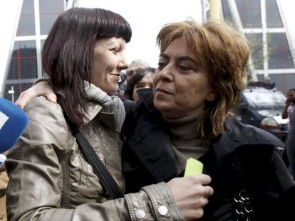 María Luisa Torres y su hija, antes de declarar ante el juez.